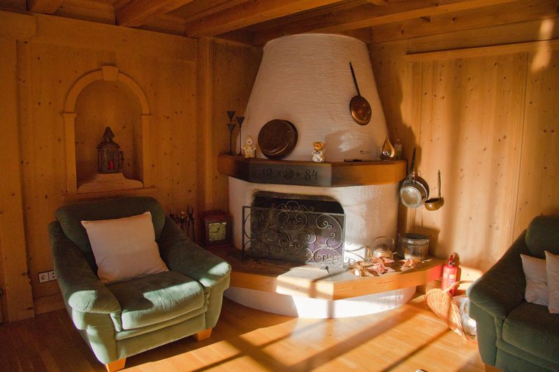 Open haard in de woonkamer met fauteuil