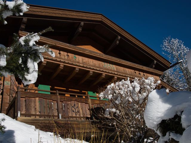 Chalet Glemm Alpin im Winter mit verschneiten Bäumen vor blauem Himmel