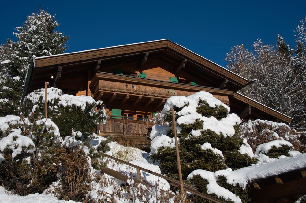 Buitenaanzicht van het chalet in de sneeuw