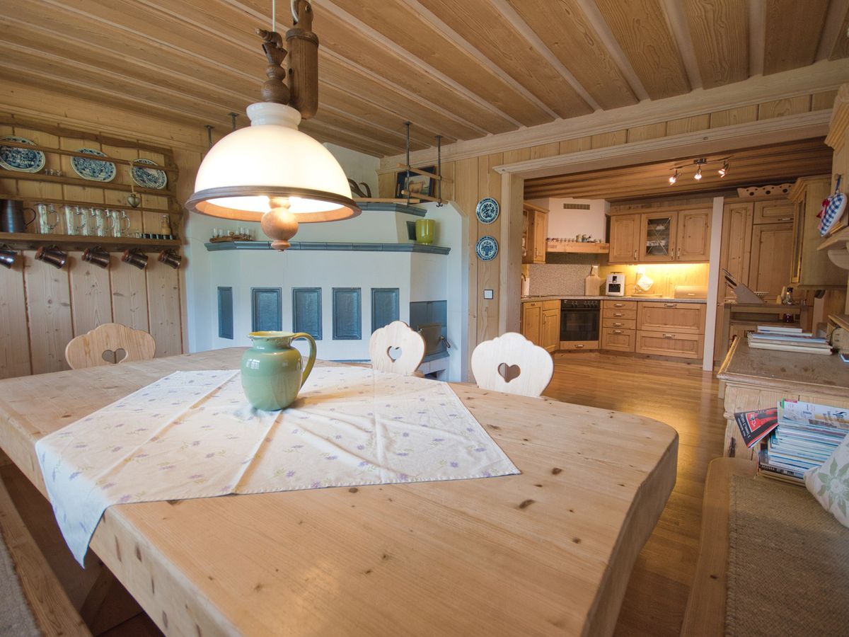 Eettafel in de Stubn met zicht op de keuken
