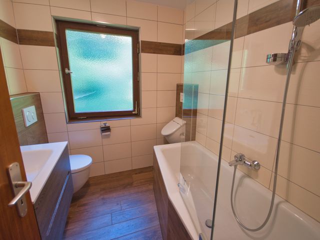 Badezimmer mit Badewanne