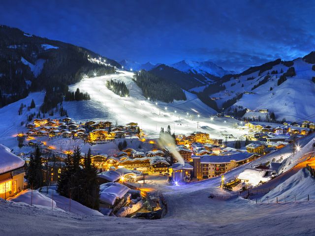 Hinterglemm bei Nacht mit beleuchteter Piste