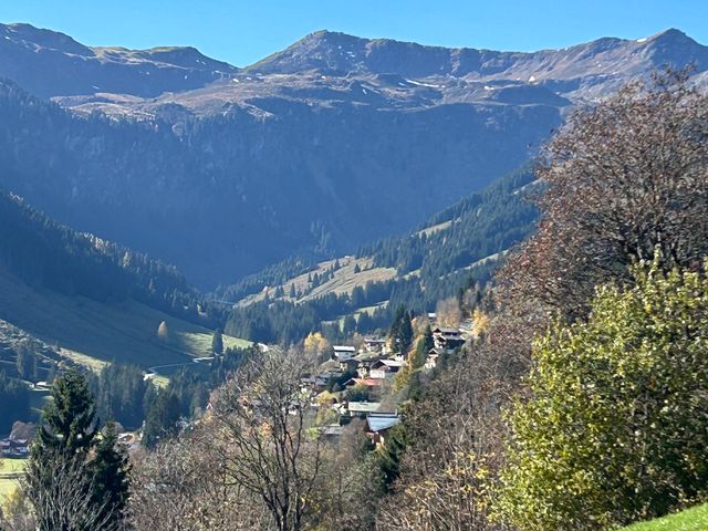 Herfstig uitzicht over het Glemmtal