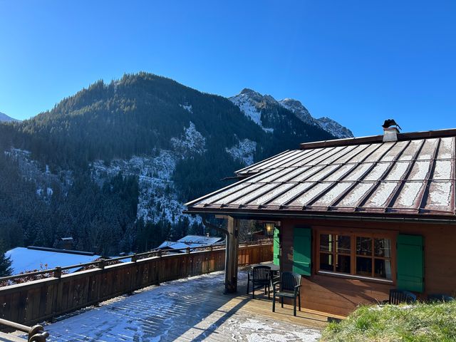 Terras van het chalet met bergdecor