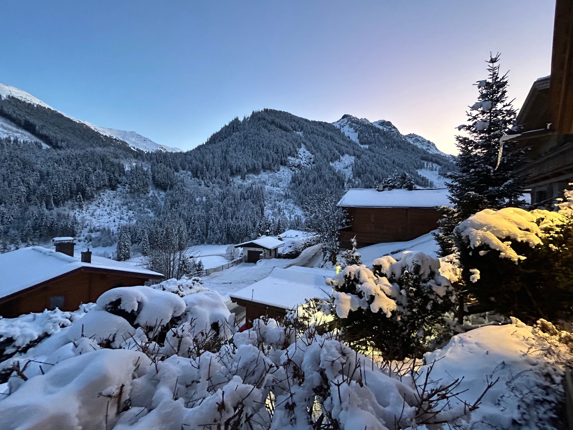 Uitzicht vanaf het chalet over het besneeuwde dal