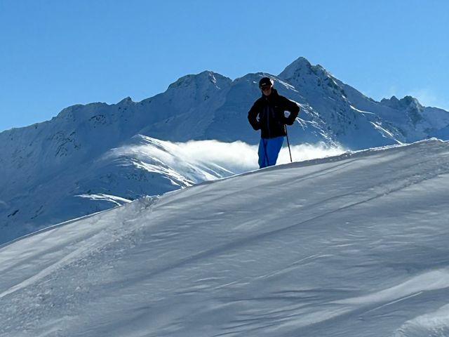 Skifahrer auf einem Gipfel im Schnee