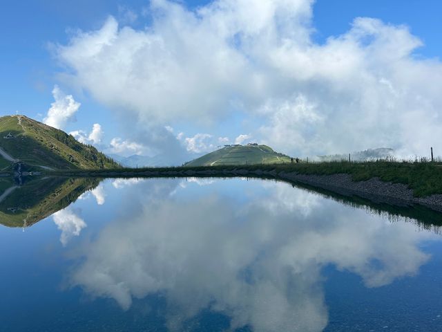 Bergsee, in dem sich die Wolken spiegeln