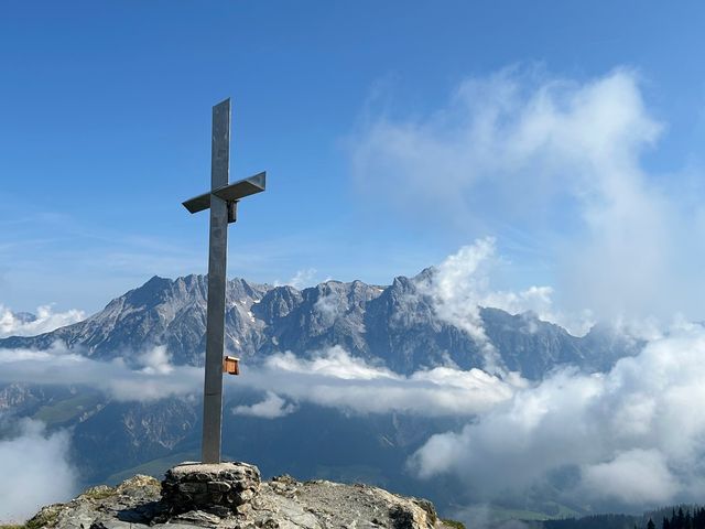 Gipfelkreuz mit Blick auf die Berge