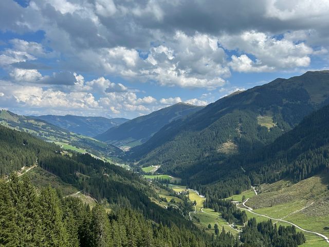 Uitzicht op het groene Glemmtal in de zomer