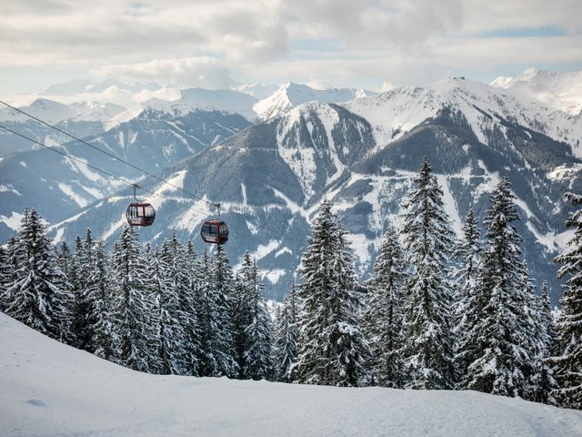 Gondelbahn über verschneiten Wäldern im Skicircus