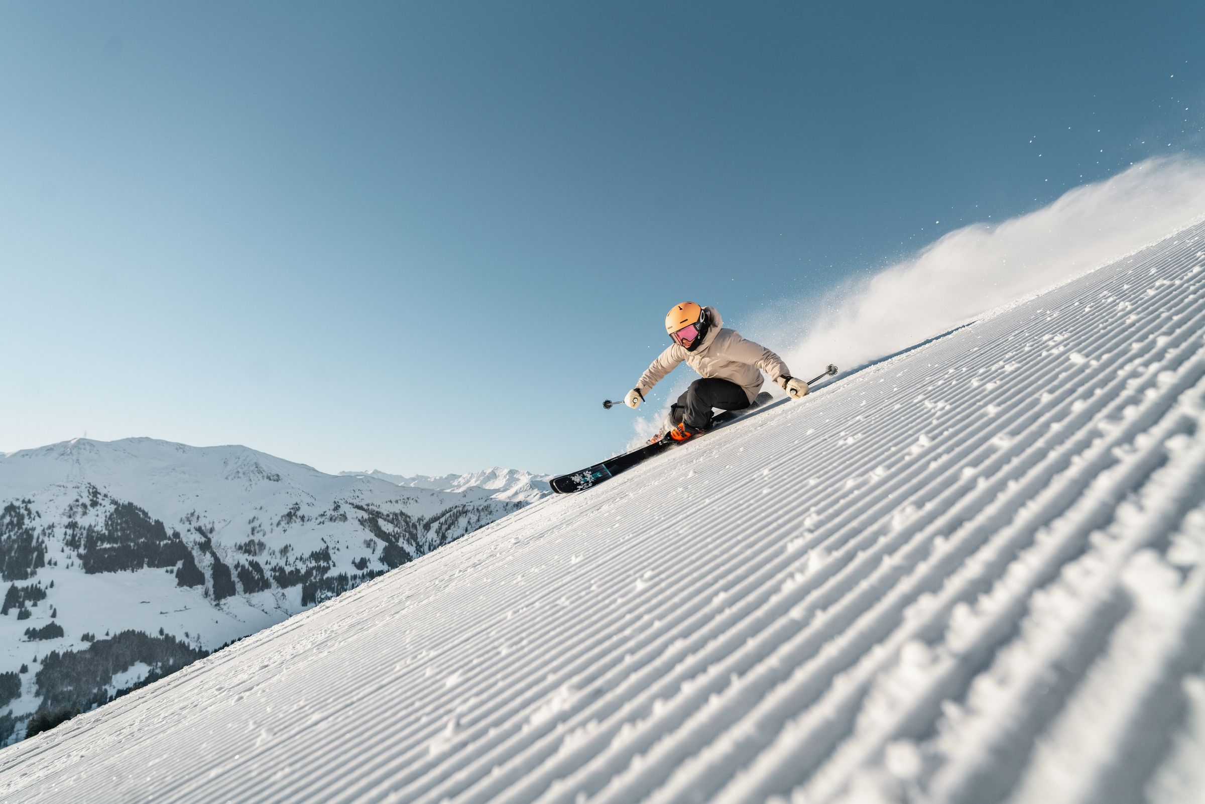 Skifahrerin auf frisch präparierter Piste