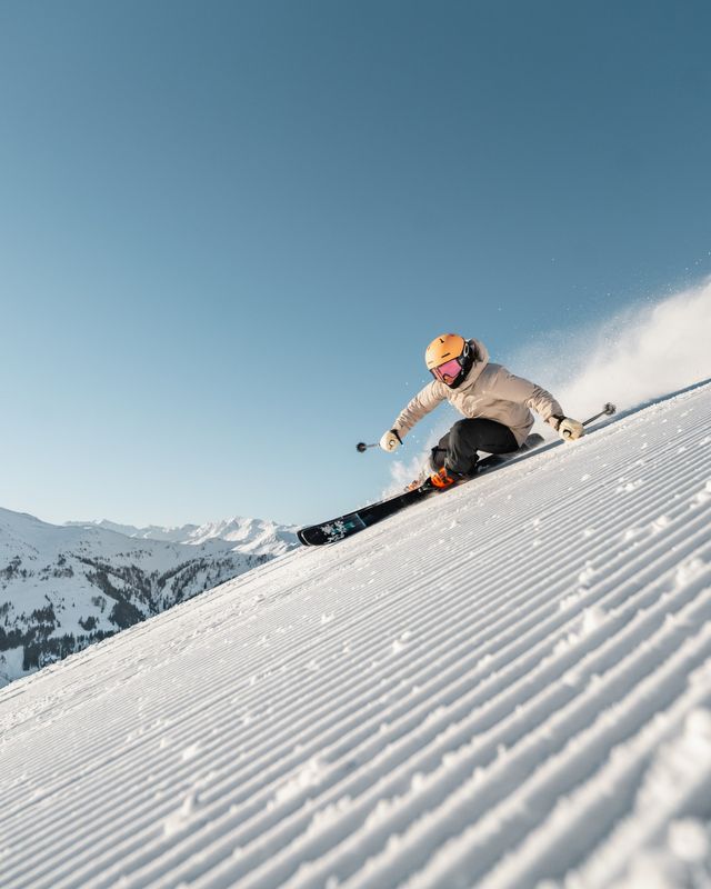 Skifahrerin auf frisch präparierter Piste