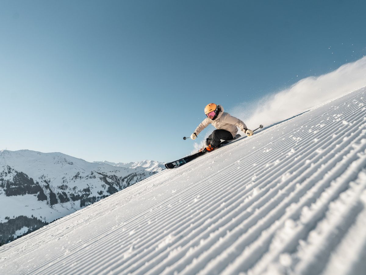 Skifahrerin auf frisch präparierter Piste
